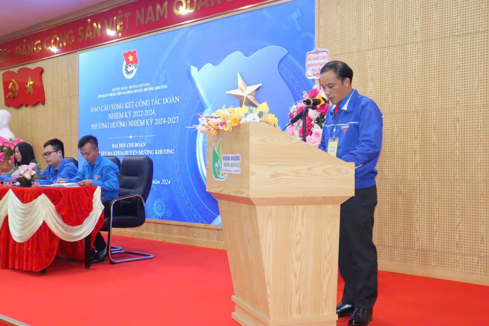 Đồng chí Vương Sự Nghiệp- Phó Bí thư huyện đoàn Mường Khương phát biểu chỉ đạo và giao nhiệm vụ cho Đoàn TNCS HCM Bệnh viện Đa khoa huyện Mường Khương nhiệm kì 2024 - 2027